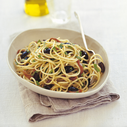 Спагетти с анчоусами и оливками