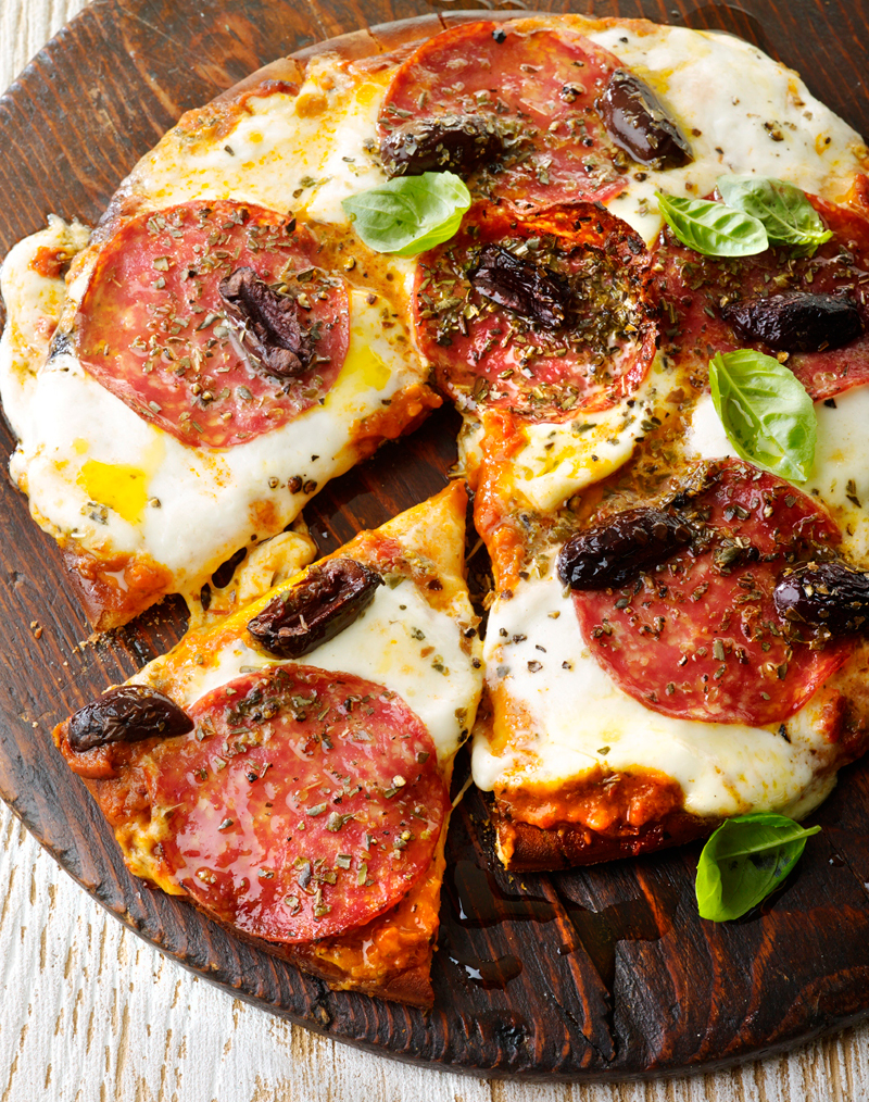 Пицца с карамелизированным луком, кабачками, помидорами   и сыром Горгондзола